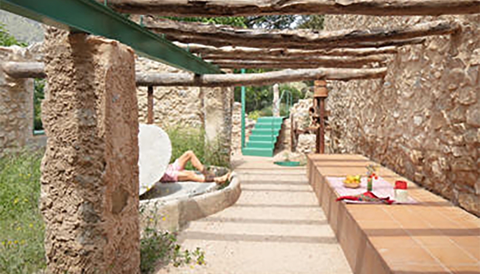 Camino de la Almazara. Un proyecto arraigado al territorio que refuerza la unin entre la arquitectura y el paisaje. Foto: Milena Villalba...