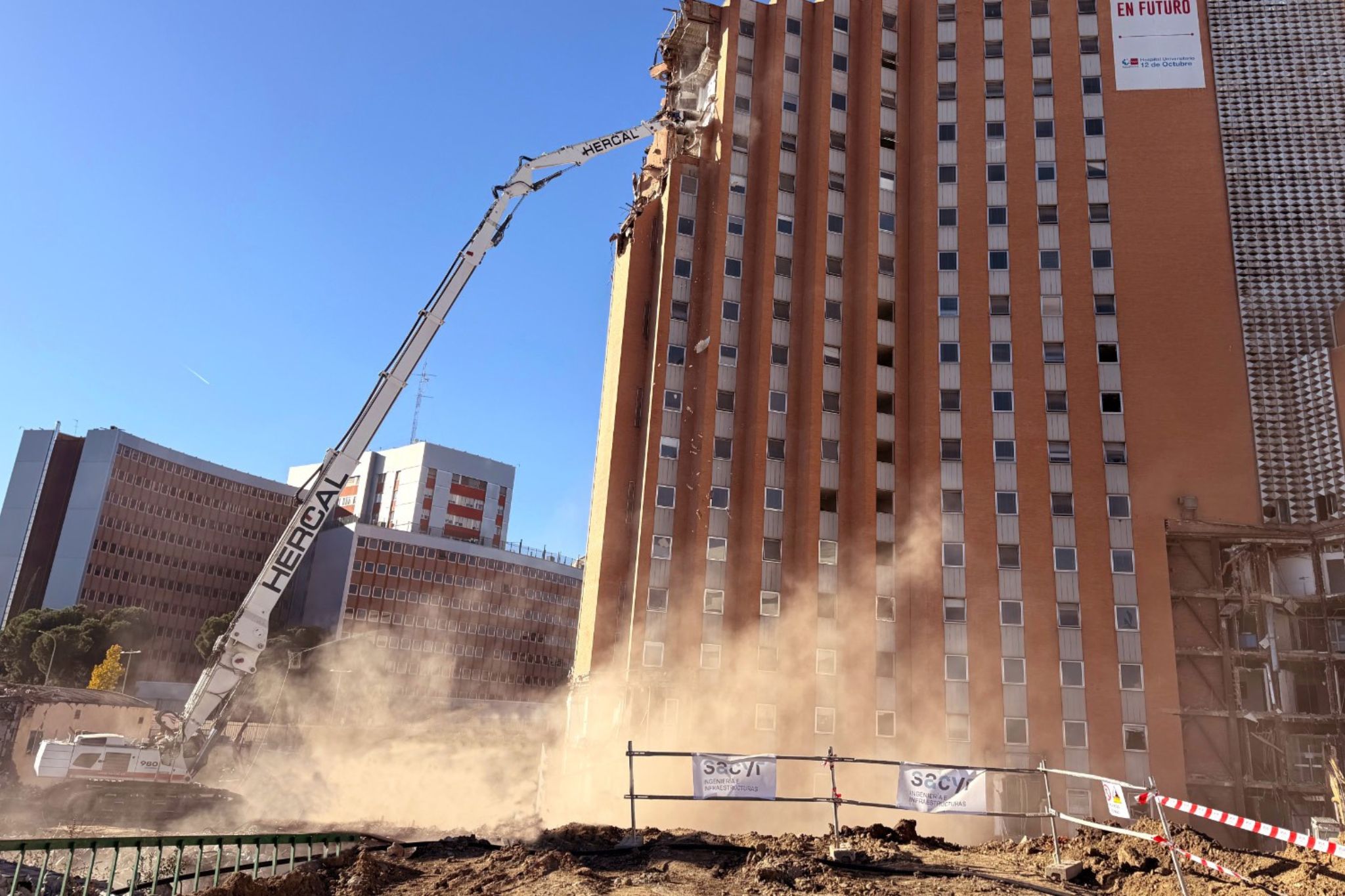 A escavadora Liebherr R 980 Demolition da Hercal realiza a demolio da residncia geral do hospital 12 de Outubro, em Madrid...
