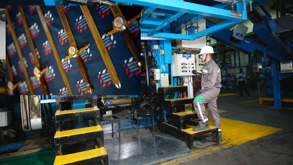 Un trabajador en la fbrica de BKT en Bhuj