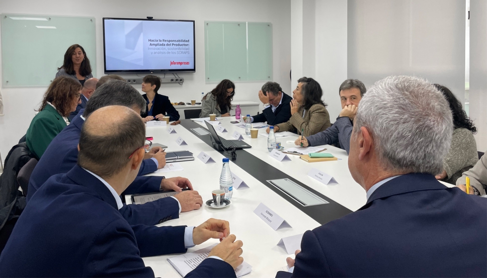 La responsable del rea de Tecnologa y Medio Ambiente de Interempresas Mar Caas, en pie...