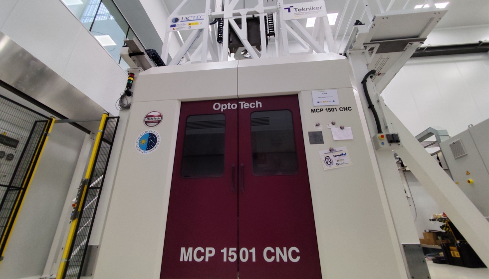 La torre est ubicada en uno de los tres laboratorios del Centro de Sistemas pticos Avanzados (CSOA) del IAC