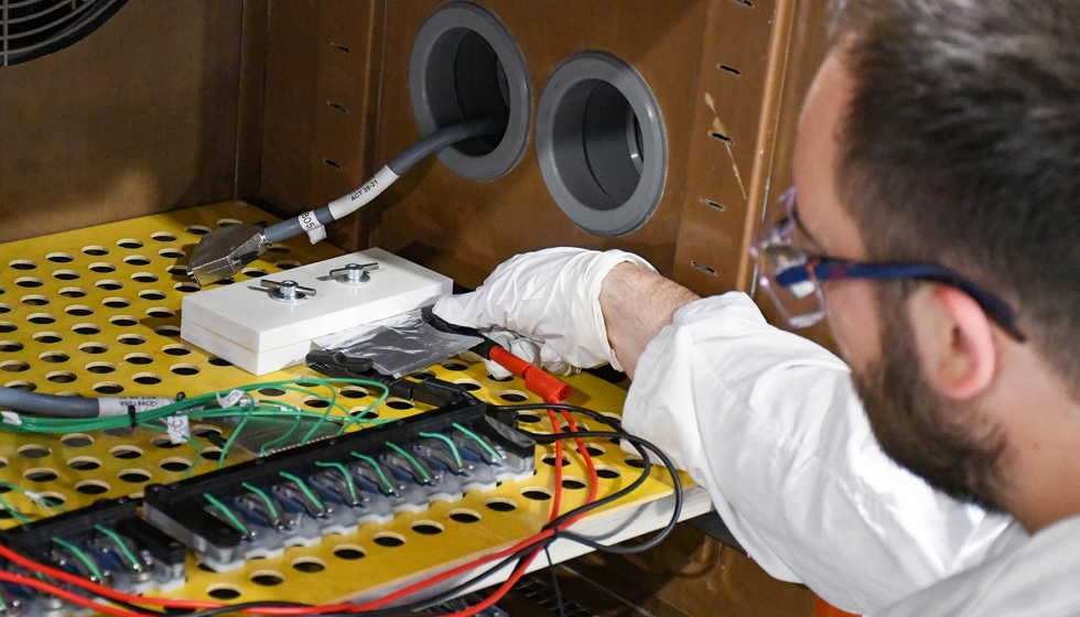 Contacto con una clula de bolsa con materiales de electrodo del proyecto ThNaBsE. Foto: Fraunhofer IKTS