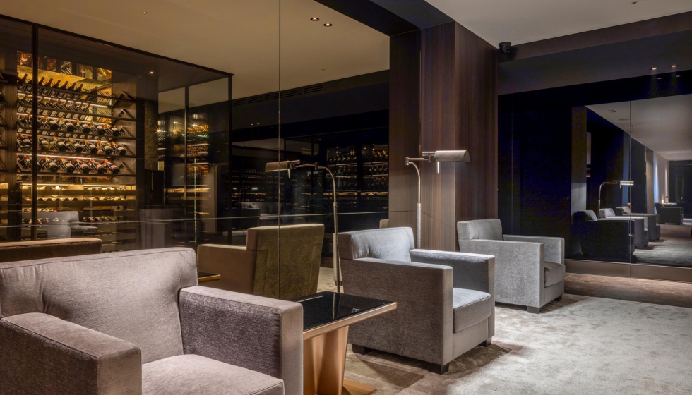 Estos vidrios lacados ofrecen amplias posibilidades de aplicacin como revestimiento de paramentos verticales y de elementos de mobiliario en...