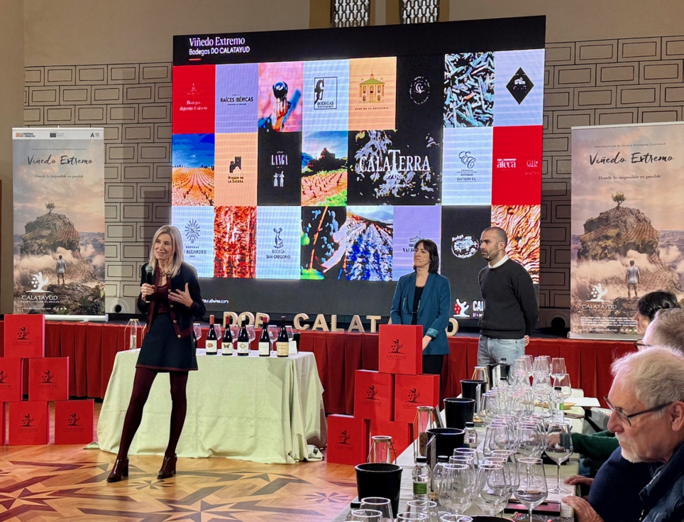 Yolanda Diaz, vicepresidenta de la DOP Calatayud, durante la visita