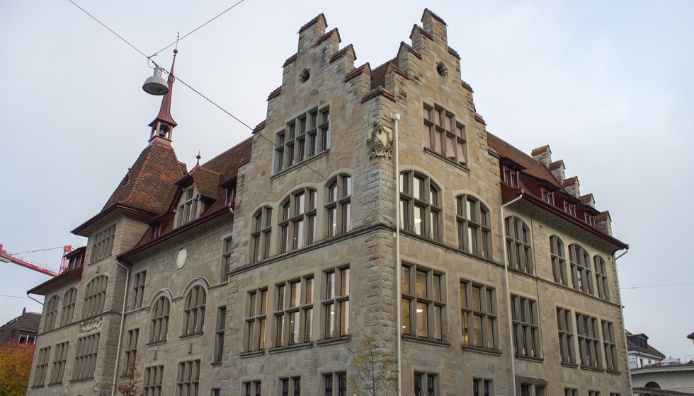 A renovao e a ampliao esto delicadamente integradas no conjunto histrico e reforam o seu efeito arquitetnico. Foto:  Swisspacer...