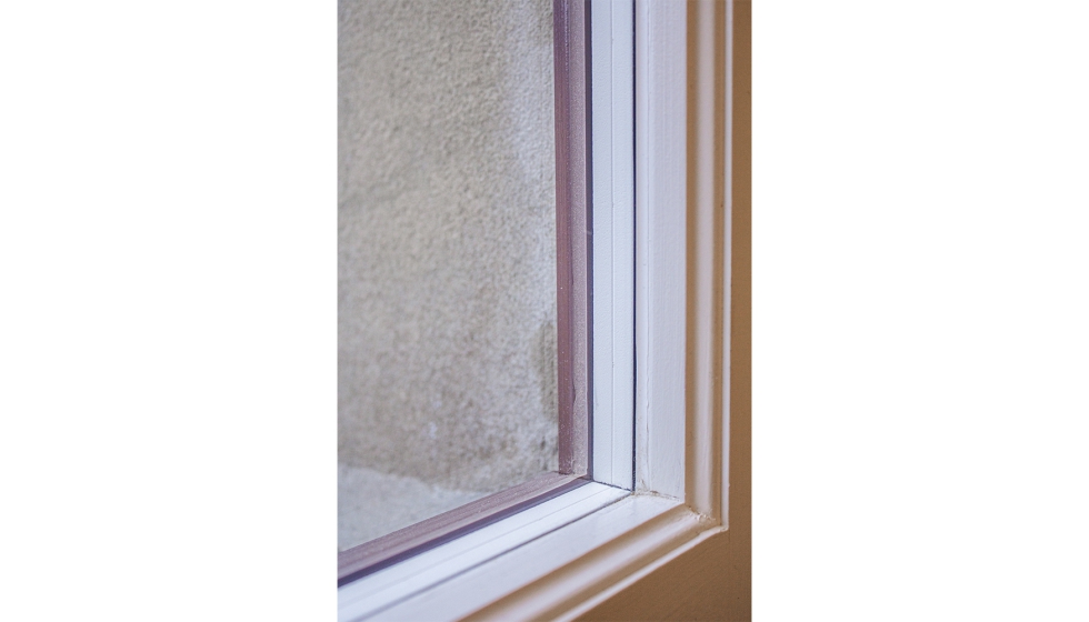 Os elementos de caixilharia de vidro utilizados permitem que a luz do dia penetre profundamente na rea do corredor e criam transies claras e...