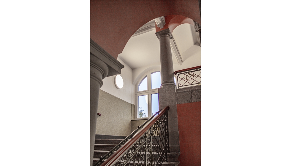 A luz entra abundantemente graas s janelas existentes renovadas com vidros modernizados...