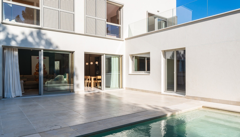 La vivienda vive en la zona sur donde la luz natural baa los espacios realmente habitables de este proyecto. Foto: Juan Luis Campoy...