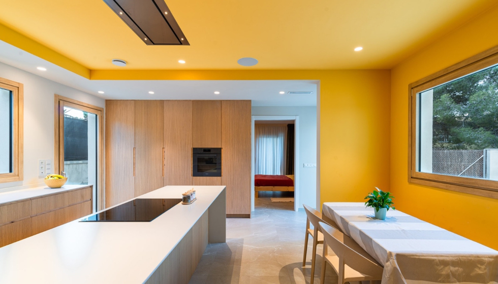 La zona de uso diario del comedor est ubicada frente al ventanal, para disfrutar de las puestas de sol. Foto: Juan Luis Campoy...