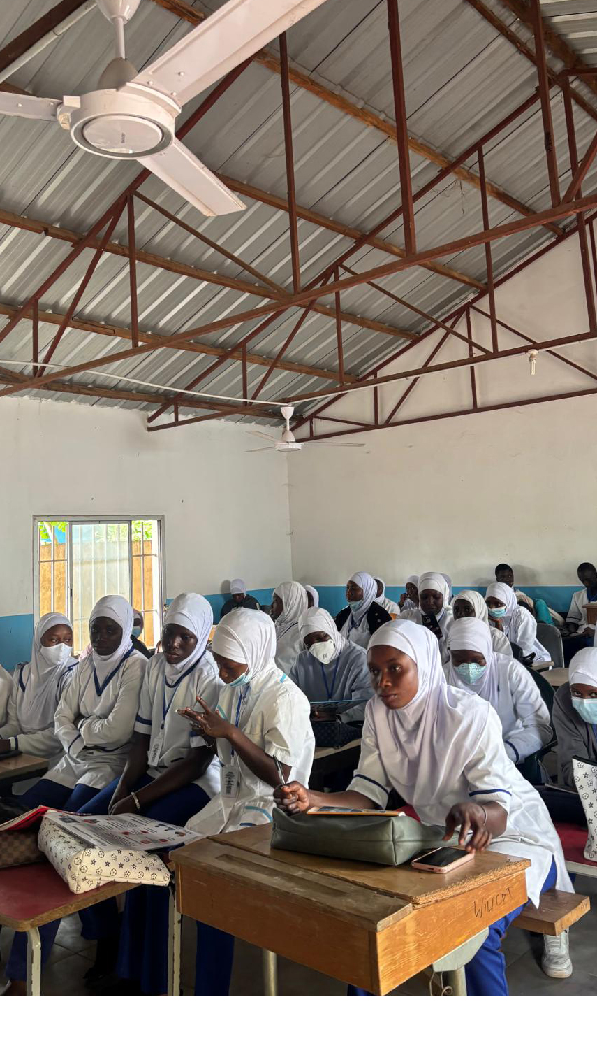 En Gambia la falta de recursos y conectividad sigue siendo un reto, especialmente en zonas rurales