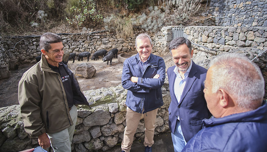 Visita de Valentn Gmez, consejero del Sector Primario del Cabildo de Tenerife, a una explotacin ganadera de la isla