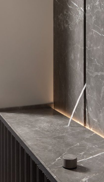 integra un cao de agua en un perfil mural para eliminar elementos visibles de grifera tradicional...