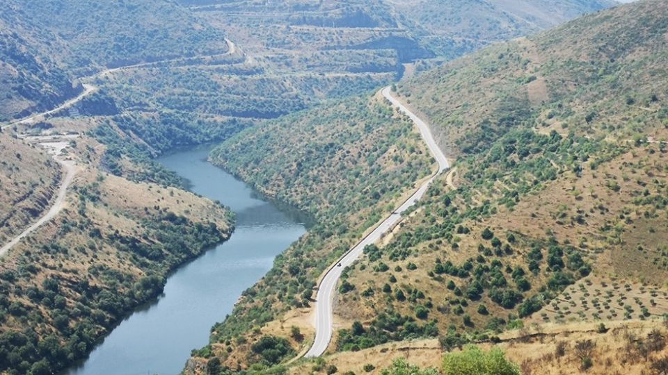 A empreitada inclui o alargamento da plataforma rodovi�ria, a beneficia��o da geometria das interse��es...