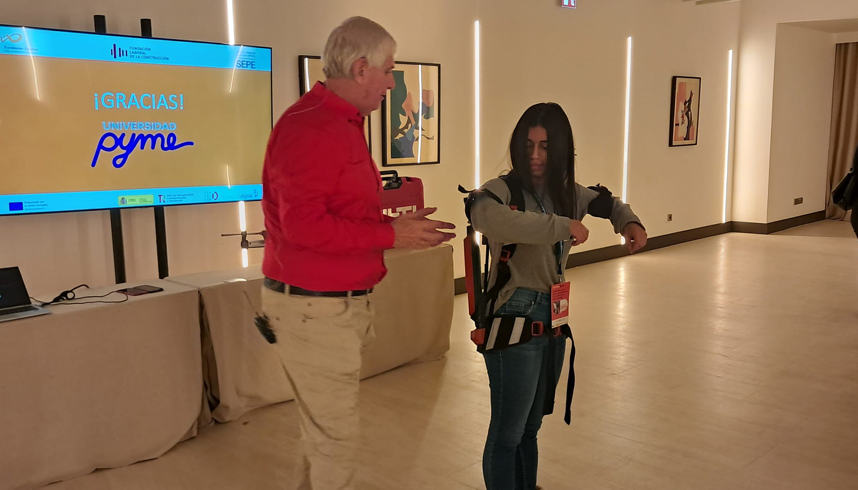 Participante en el taller sobre el uso de exoesqueletos