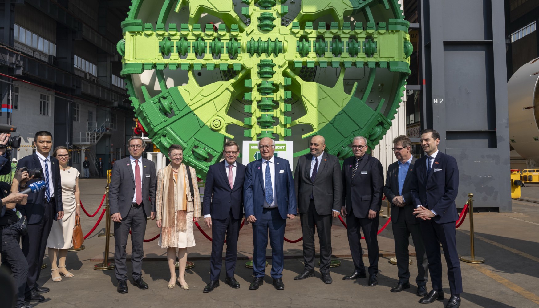 Foto de familia con representantes del Gobierno alemn y directivos de Herrenknecht
