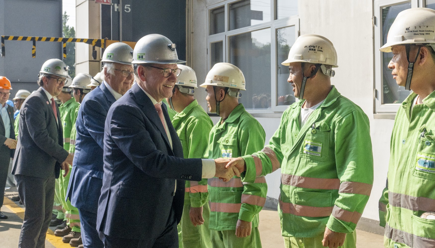 El ministro alemn de Asuntos Exteriores, Dr. Johann Wadephul, saludando a los empleados de Herrenknecht