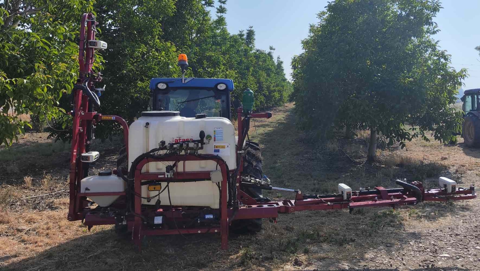 Figura 4. Pulverizador hidr�ulico (barra herbicida) con sensores de detecci�n de vegetaci�n UCO-ATASA (CPP MECAOLIVAR)...