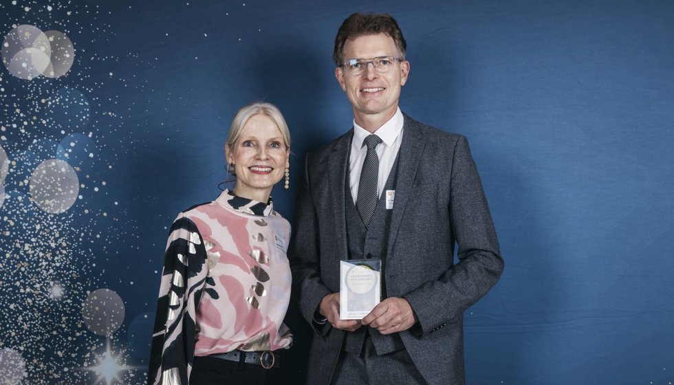 Dr. Martin Dei, director general de la compaa, recibe el premio 'Empleador del futuro'