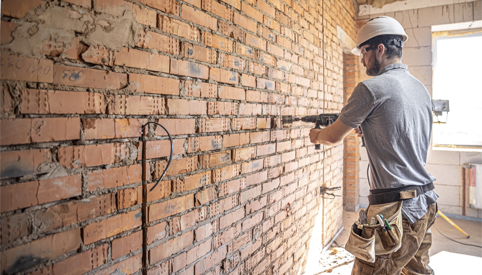 La rehabilitacin de viviendas deterioradas contribuye a regenerar el entorno urbano y a valorizar barrios tradicionales que han sufrido abandono o...