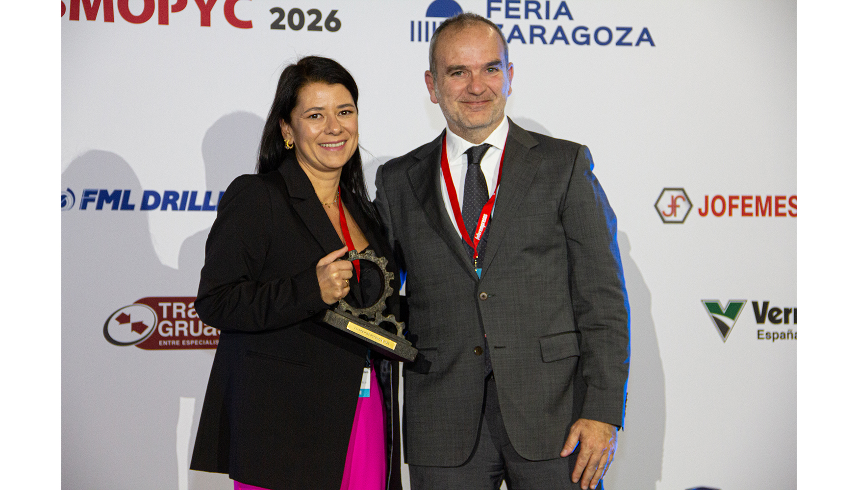 Beln Rodrguez, Project Manager de Keller Cimentaciones, recoge el galardn de manos de Aleix Torn...