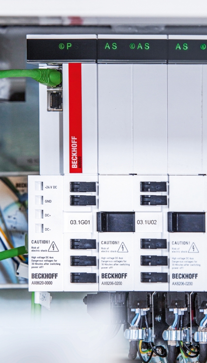 El compacto servosistema multieje AX8000 controla los servomotores AM8000 y los cilindros elctricos AA3000. Foto: Philippe van Gelooven...