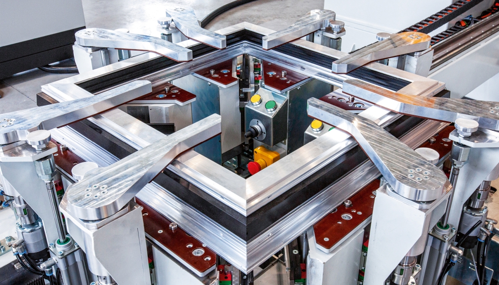 Antes de prensar los marcos, se colocan las fijaciones en funcin del tamao de la ventana. Foto: Philippe van Gelooven