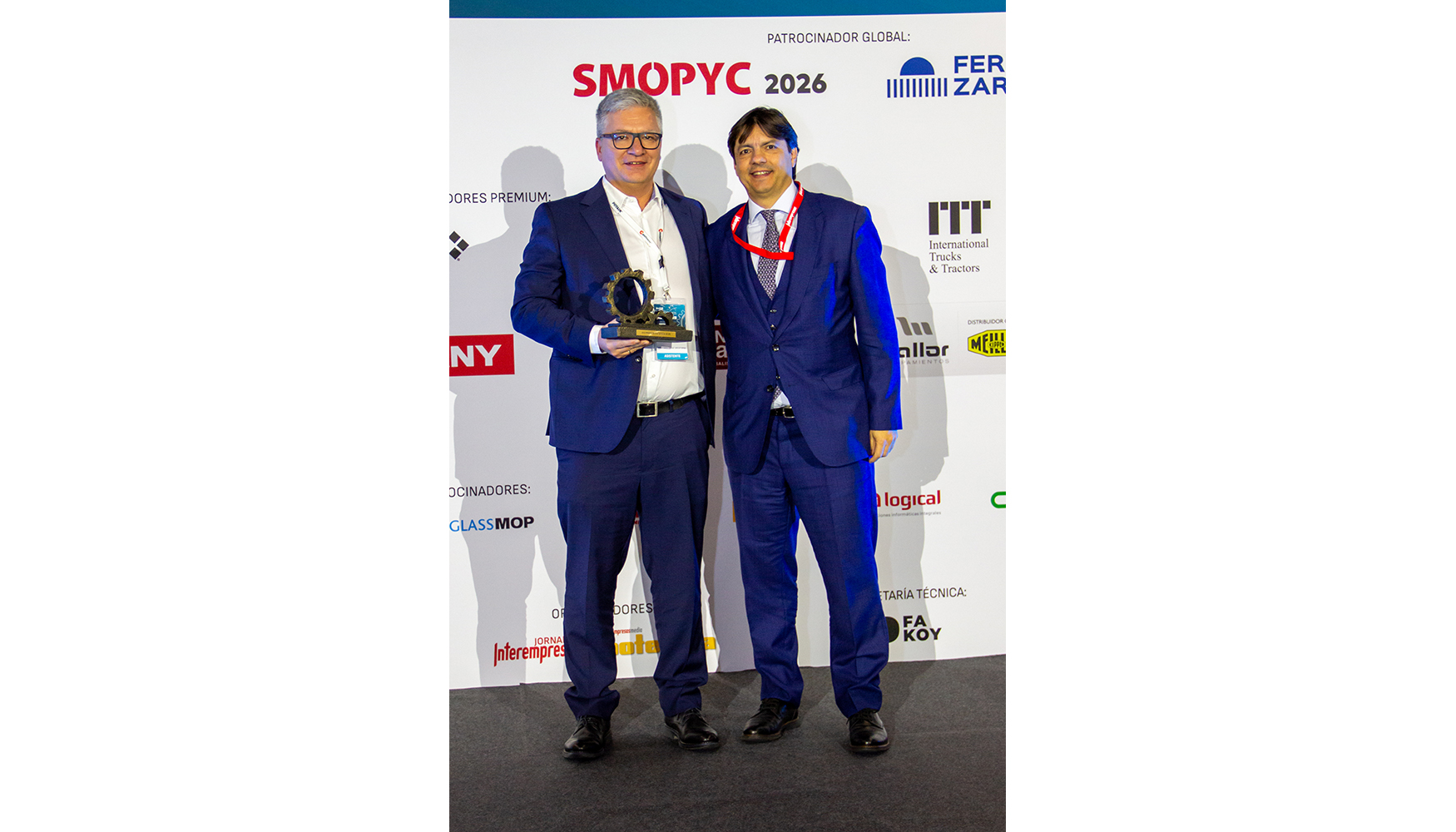 Francisco de Borja, jefe de ventas de Manitowoc Espaa (izquierda), recoge el premio de manos de David Ruiz, secretario general de Anagrual (derecha)...