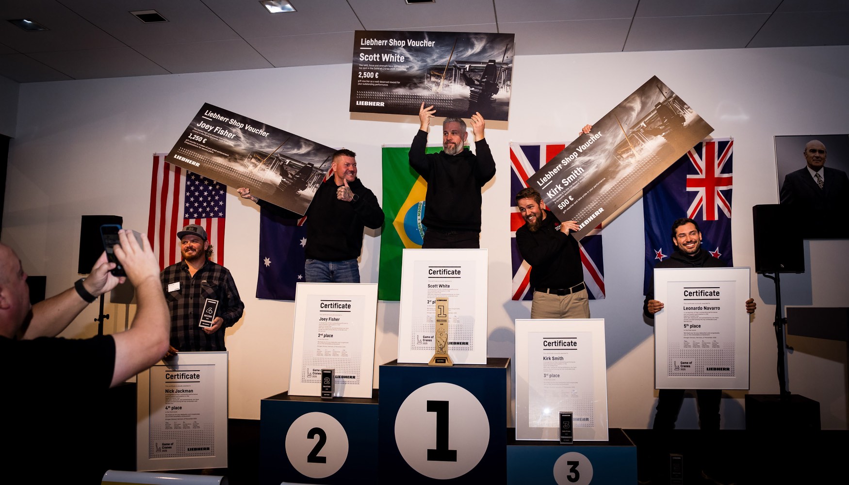 De izquierda a derecha...