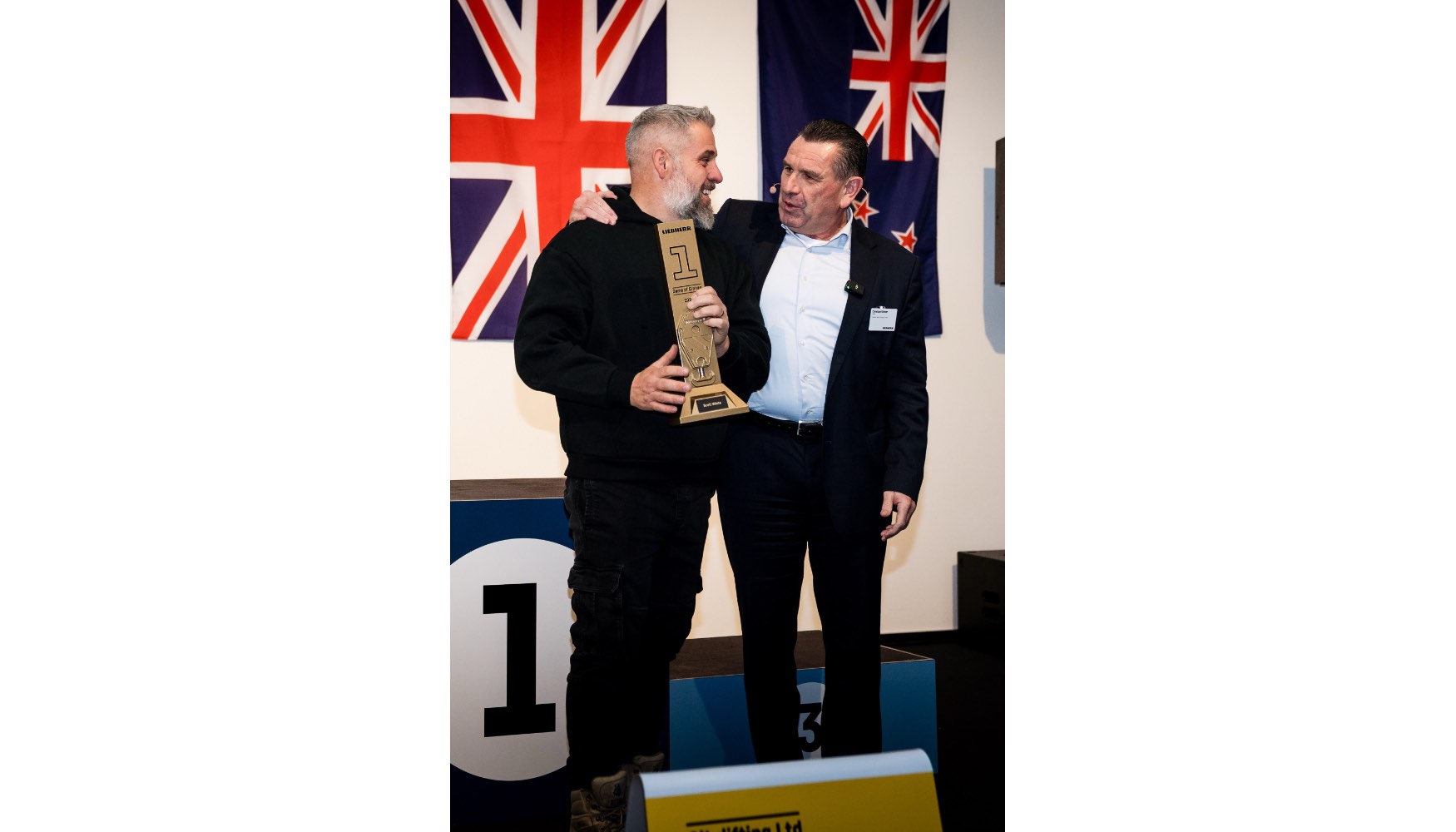 Christoph Kleiner, director general de ventas (izquierda), felicita al ganador Scott White, que compiti por la regin de Europa...