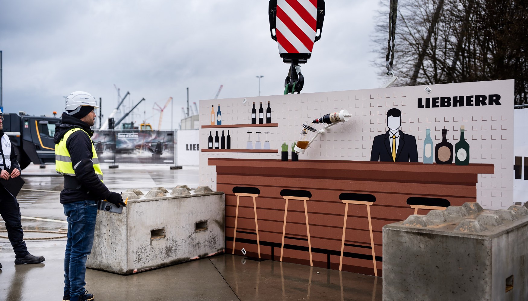 Leonardo Navarro en la estacin 3: La culminacin de la tarea consista en servir una botella de cerveza en un vaso