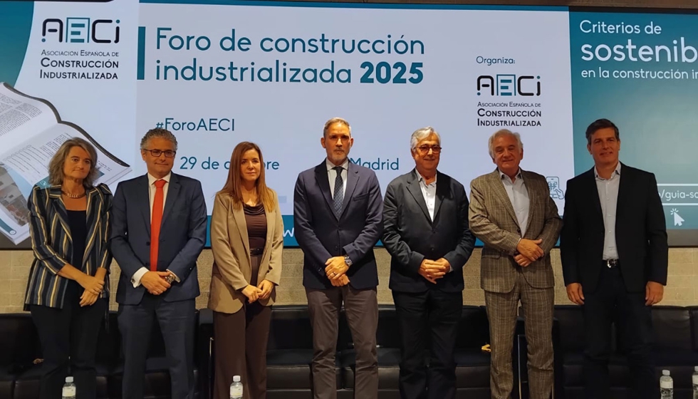 Foto de familia institucional del Foro de Construccin Industrializada en la sede del COAM