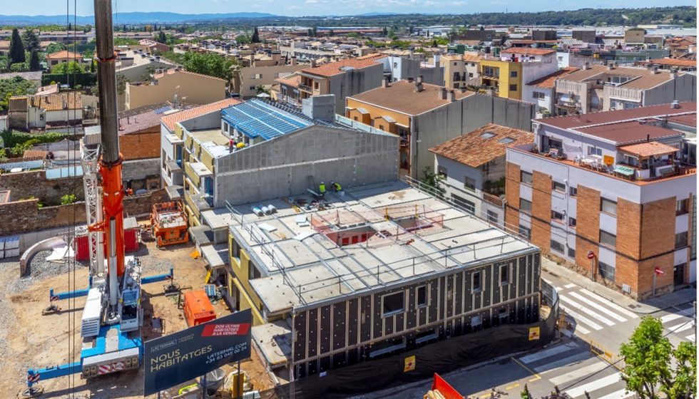 El edificio se ha construido con paneles 2D industrializados de Evowall en paredes externas e internas, as� como forjados, cubiertas y escaleras...