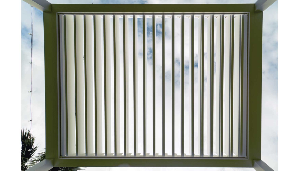 Las lamas orientables de ELYA permiten modular luz y sombra con precisin, creando un confort a medida durante todo el da...