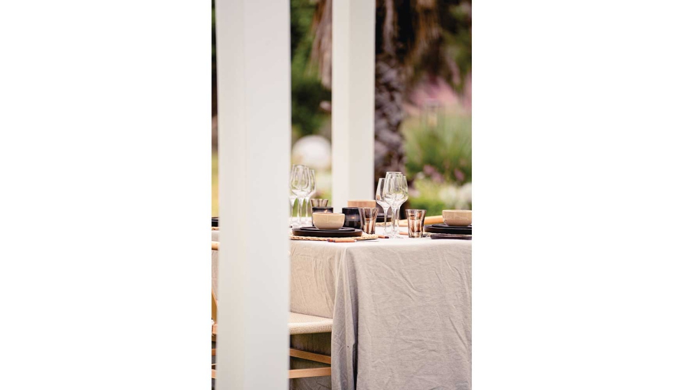 Los pilares y las vigas registrables en ELYA facilitan el paso de cableado, mientras el motor queda oculto en el interior de la viga...