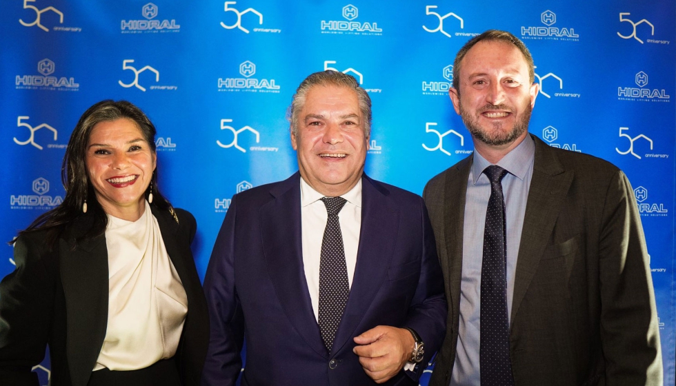 De izquierda a derecha, Inmaculada Chacartegui, directora de Acros by Hidral; Florencio Chacartegui, director general de Hidral; y Fabio Sgardi...