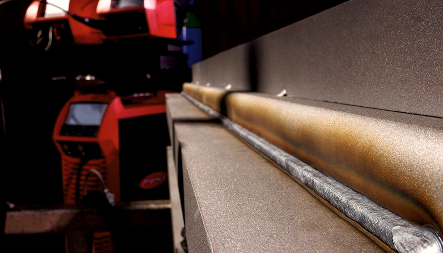 Suelda cordones MIG/MAG perfectos, largos y uniformes a mano: con Velo, Velocity Assistant de Fronius, es posible