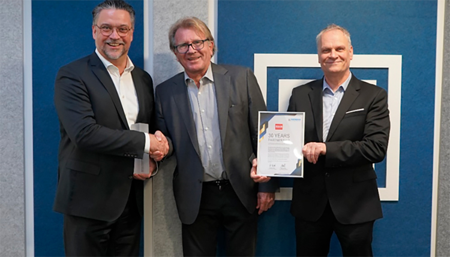 Wolfram Harnack, presidente de ROHM Europe; Thomas Rudel, CEO de Rutronik; y Oliver Edelmann, director de ventas de distribuci�n en ROHM...