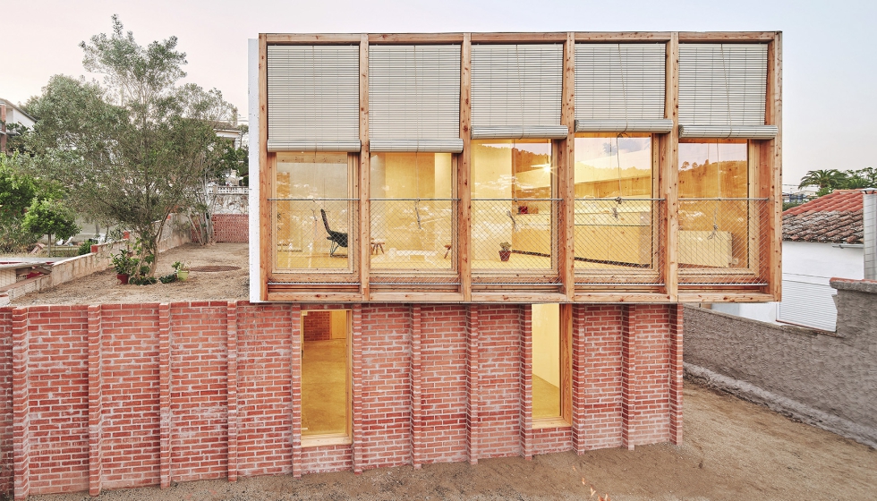 Casa sobre un zcalo de ladrillo...