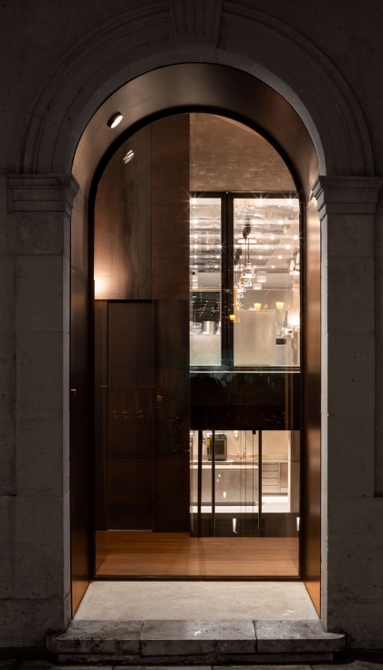 Los materiales como la madera y el acero establecen un dilogo constante con la luz. Foto: Pegenaute