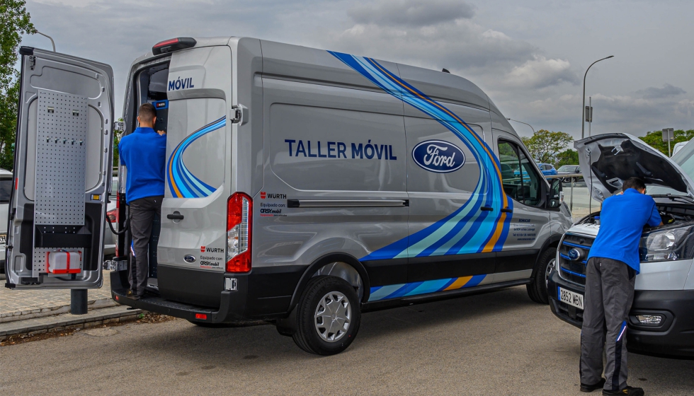 Furgoneta Taller M�vil de Ford Pro realizando mantenimiento preventivo en la sede de una empresa