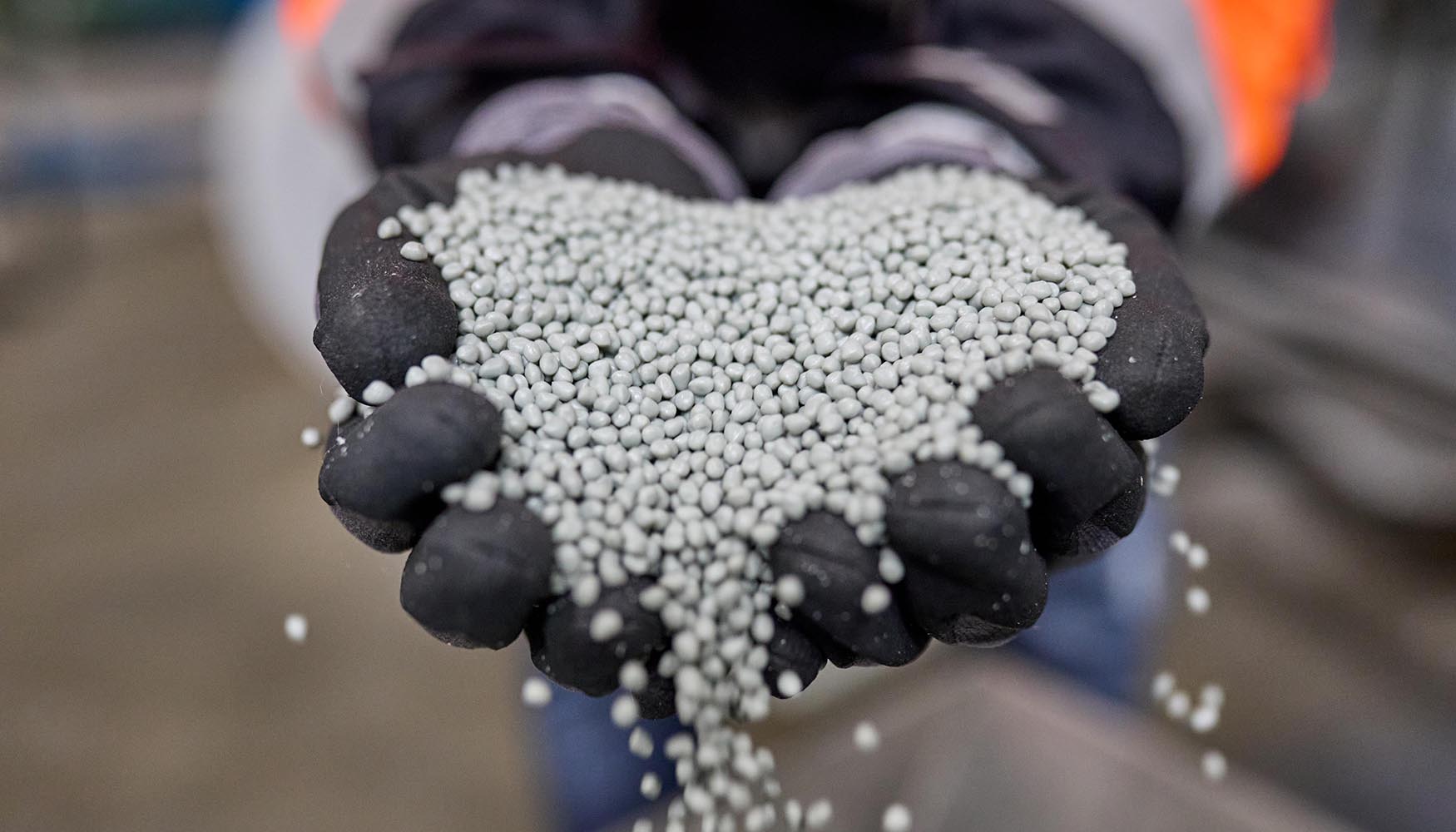 Cirrec utiliza las escamas de PET transparentes y coloreadas clasificadas para producir granza destinados a la fabricacin de nuevas bandejas de uso...