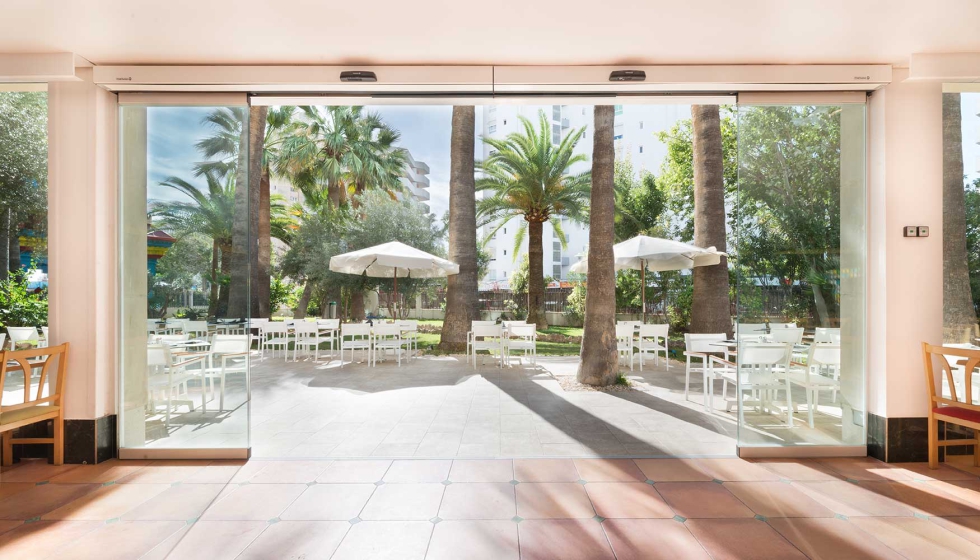 Las puertas desnudas (con perfil arriba y abajo) y las transparentes (solo con perfil superior) proporcionan una imagen de mayor amplitud y dejan...