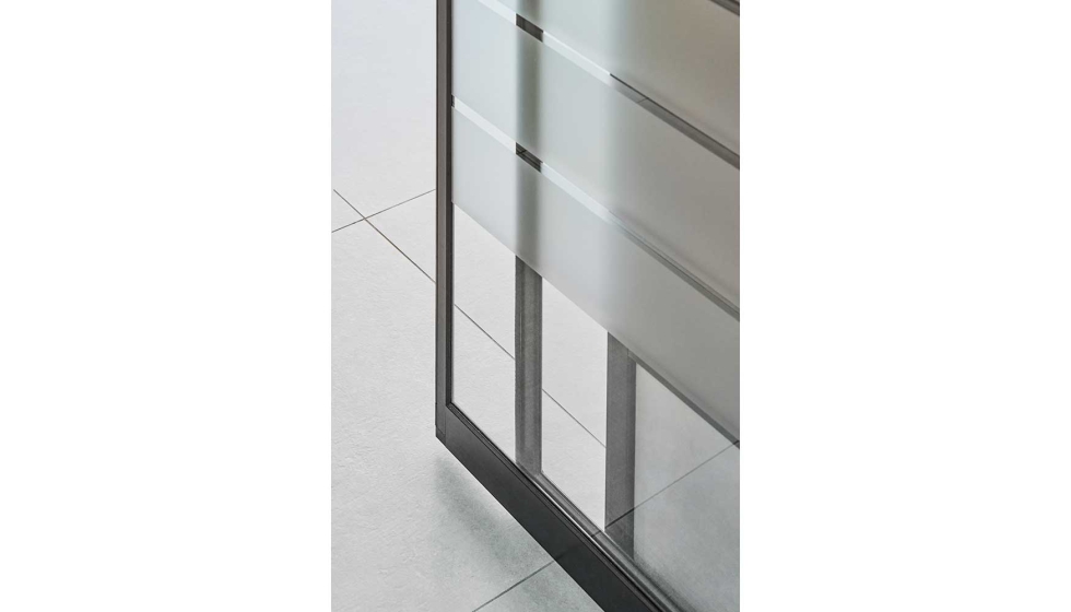 Los perfiles de aluminio actan como elementos donde se fija la hoja, el vidrio, los sensores embebidos y otros sistemas de seguridad...