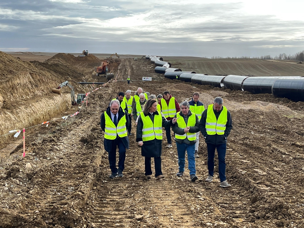 Visita de las autoridades a las obras en la zona de regado de los Canales del Bajo Carrin (Palencia)