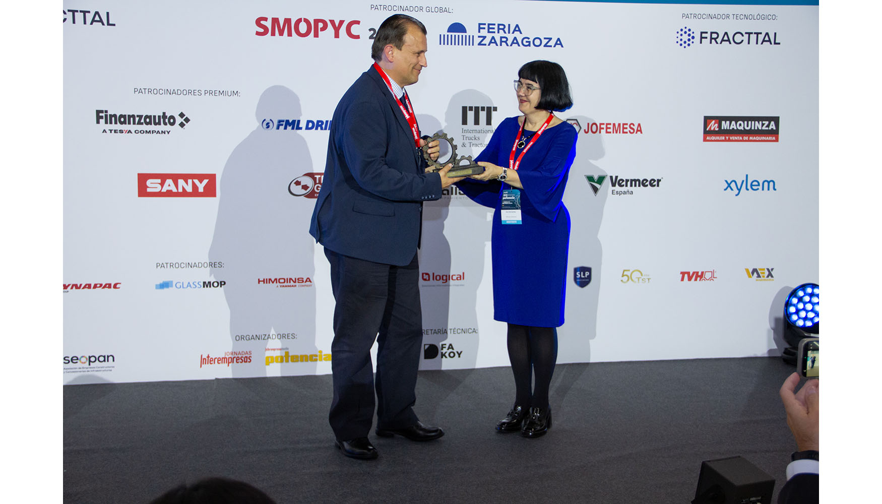 Andrs Carrera, tcnico comercial de Sany para la zona centro, recoge el premio de manos de Ana Hernndez, directora adjunta de Feria de Zaragoza...