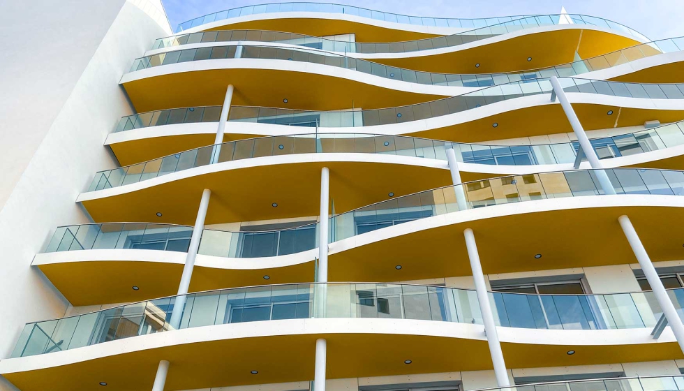 La arquitectura destaca por sus balcones curvos que envuelven la fachada con lneas fluidas y completamente transparentes...