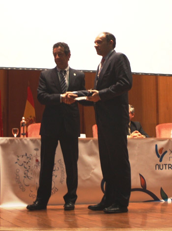 Alejandro Martnez-Berriochoa, director de RSC de Eroski (dcha.) recogiendo el premio