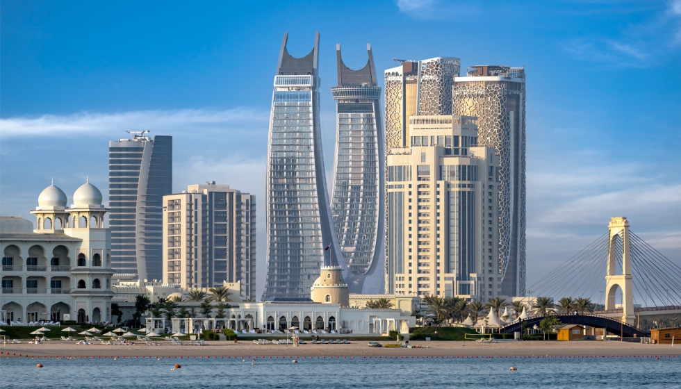 Mega-proyectos y turismo impulsan el mercado de ascensores en el Golfo. En la imagen, los edificios Katara desde Lusail Marina Park (Qatar)...