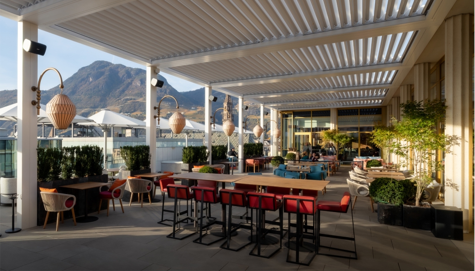 Prgola bioclimtica Kedry Prime para la terraza de la octava planta del Hotel Falkensteiner Bolzano WaltherPark, combinando diseo personalizado...