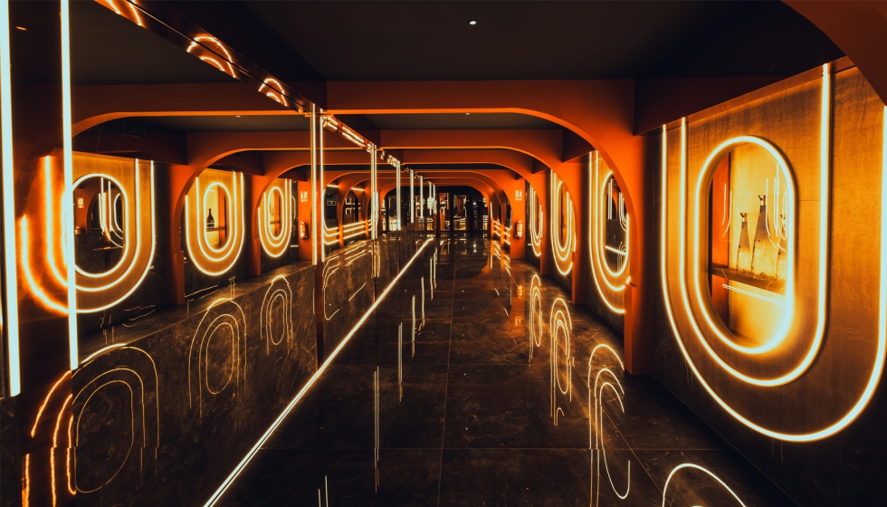 Desde la zona de acceso, el local imprime un aire renovado e inmersivo para sumergir al visitante en un universo de innovaci�n. Foto: Sergi Espinosa...